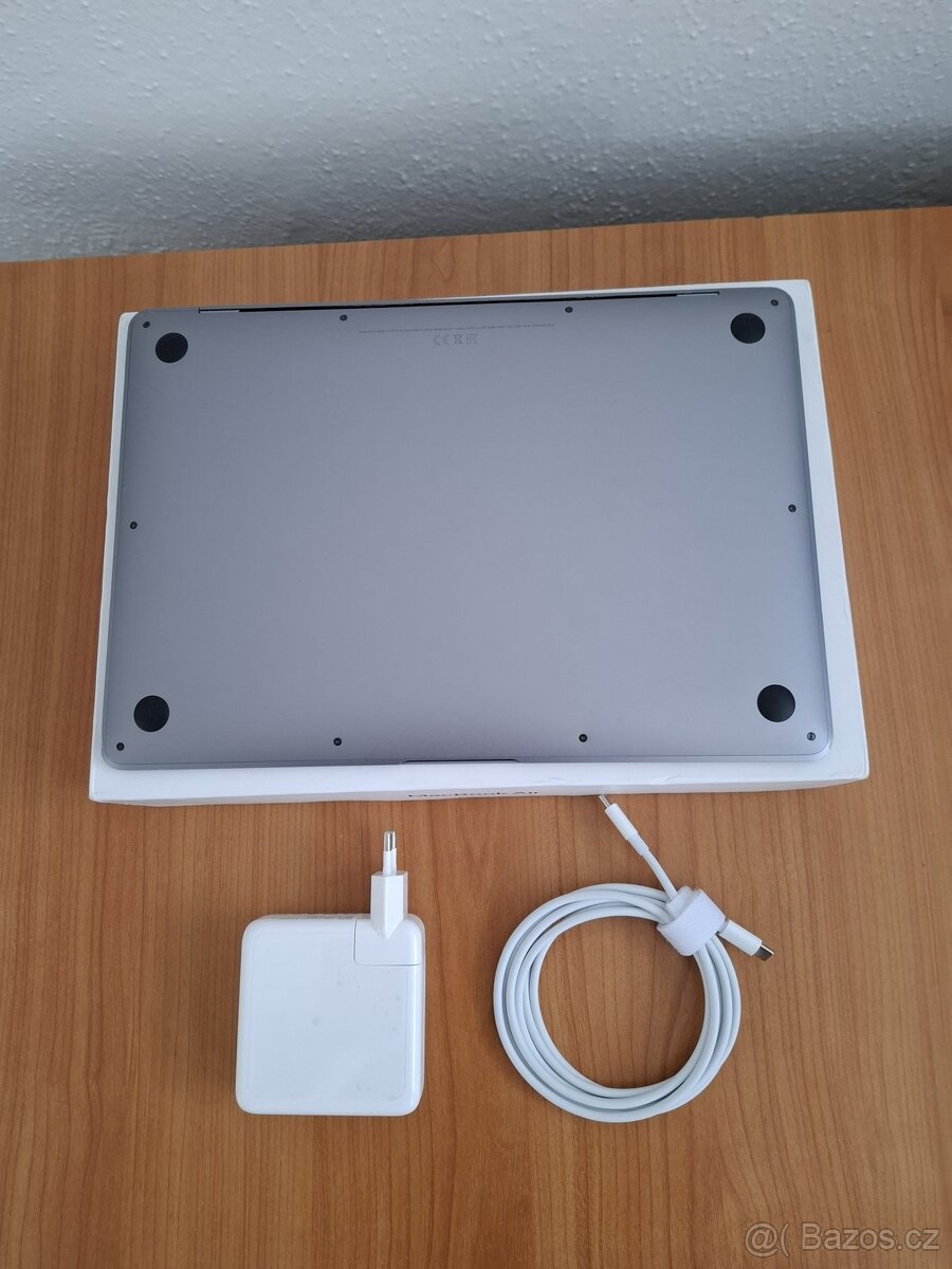 Macbook Air 13 palců M1 chip 8 GB RAM 256 SSD 250 cyklu - 4