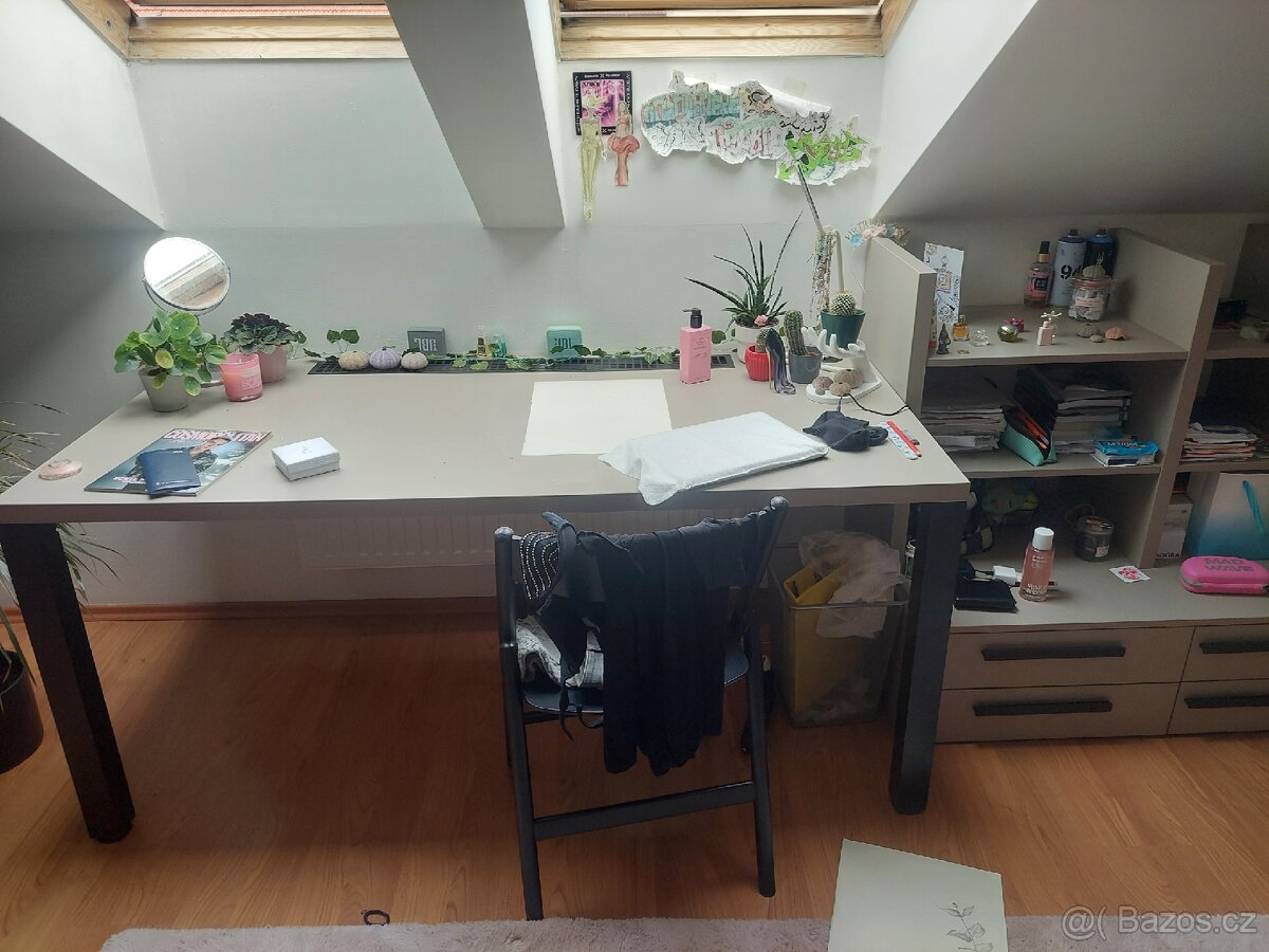 Studentska sestava se stolem - 4