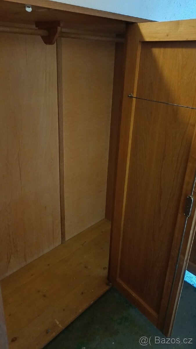 šatní skříň dřevéná - 4
