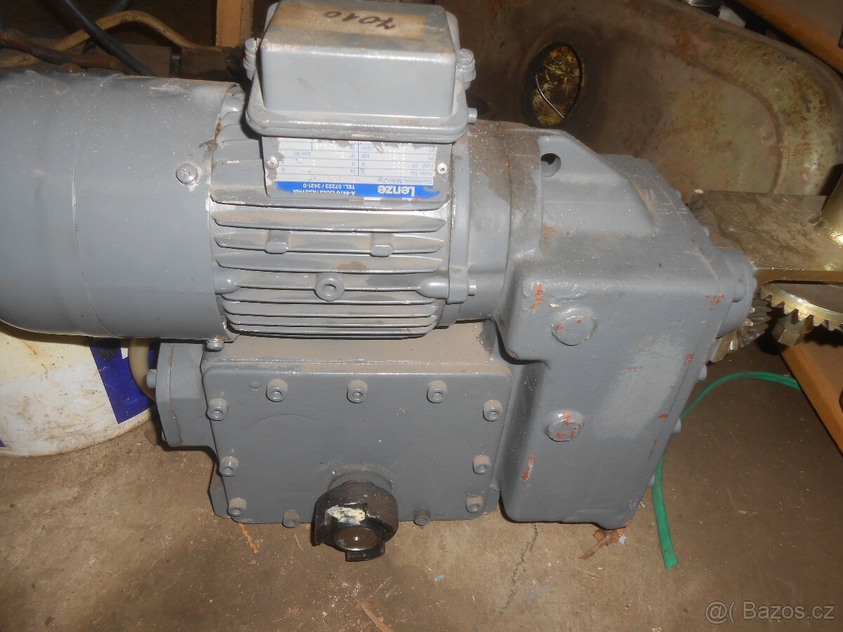 Prodám elektromotor s převodovkou - 4