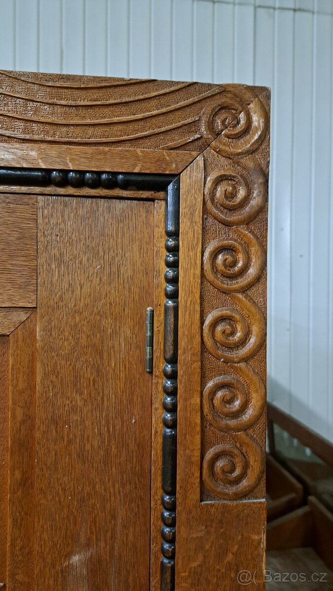 Historický dubový nábytek s rudým mramorem - 4