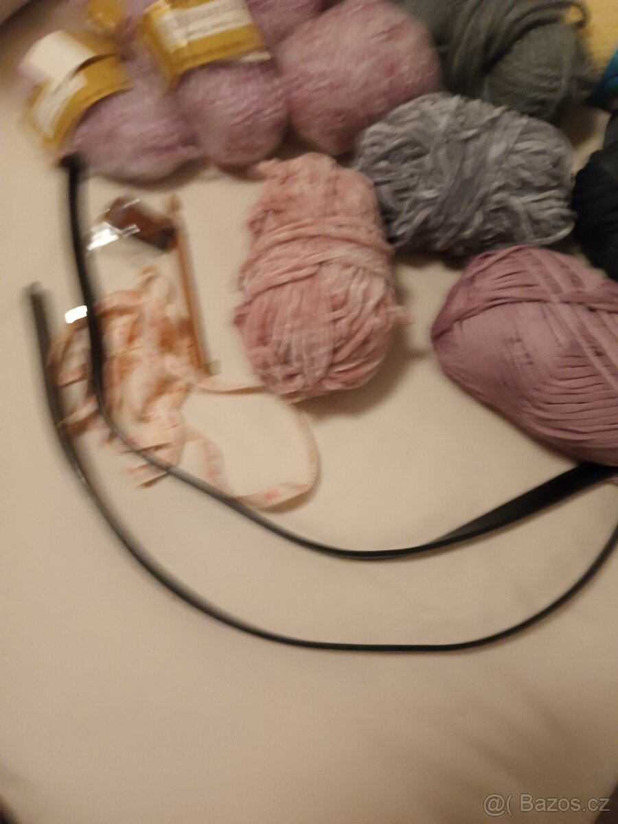 Velká sada přízí, háčky, knihy o háčkování... - 4