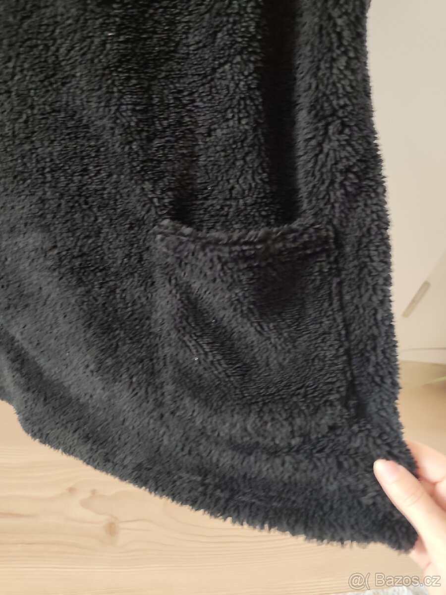 Chlupatá černá mikina - 4