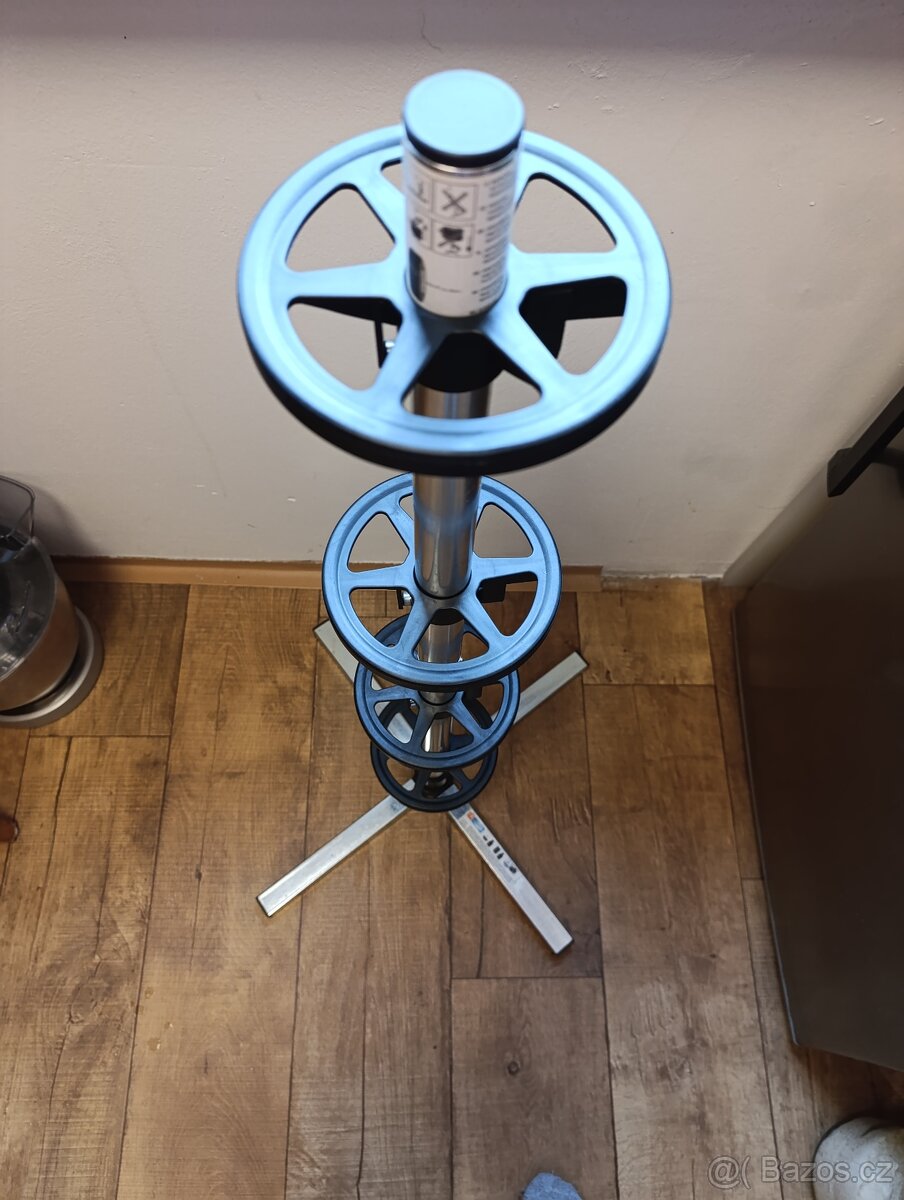 Samonavíjecí prodl.kabel + stojan na pneu - 4