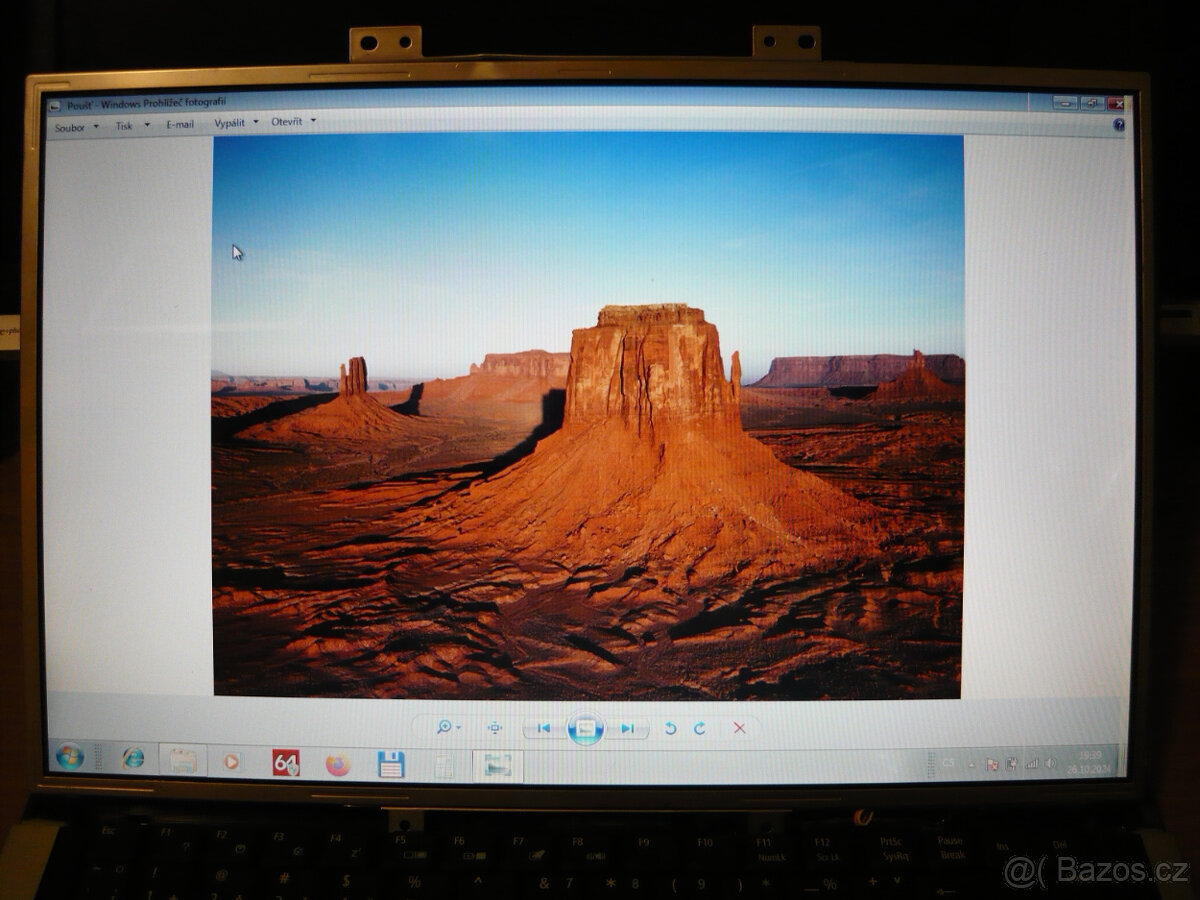 LCD displej 15,4" s vadou 3 - 4