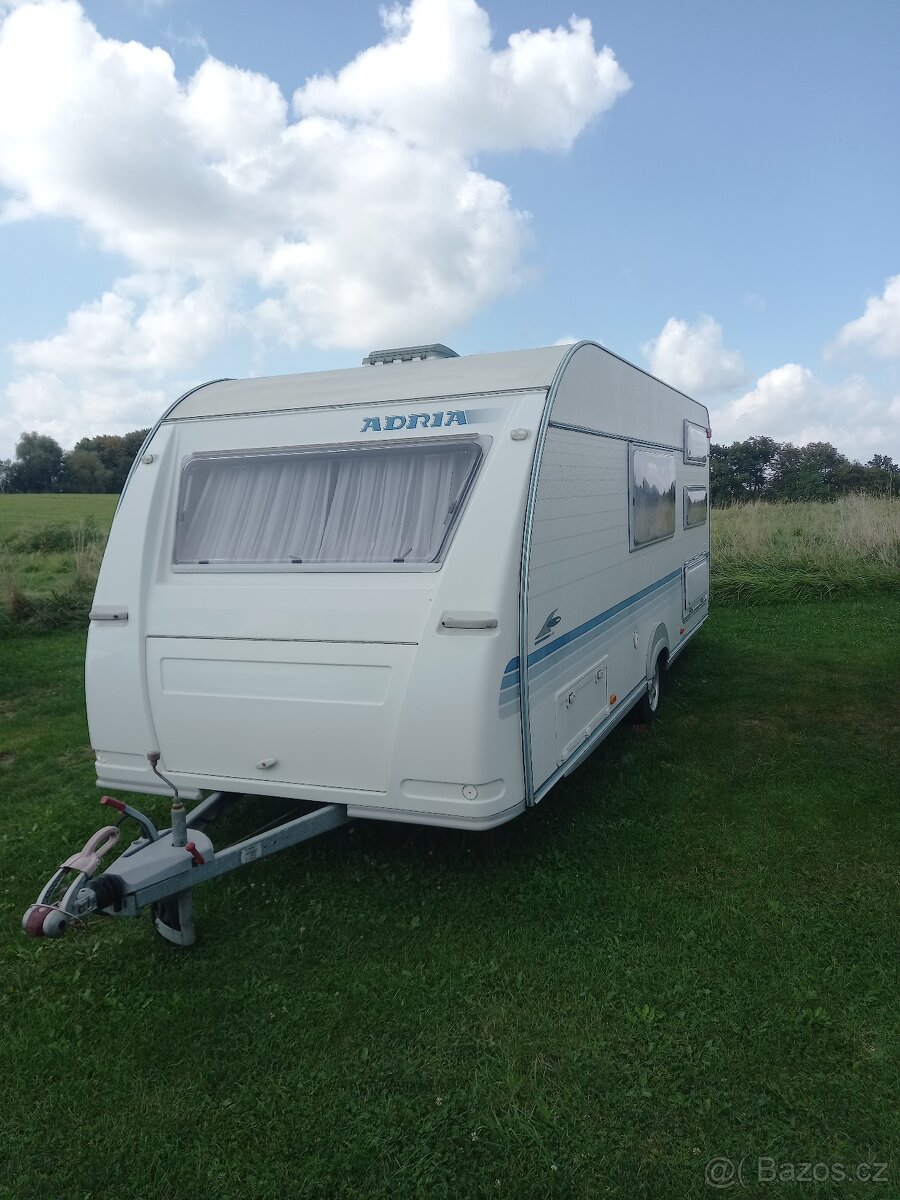 Prodám karavan ADRIA adora 552 ....7 mist na spaní - 4