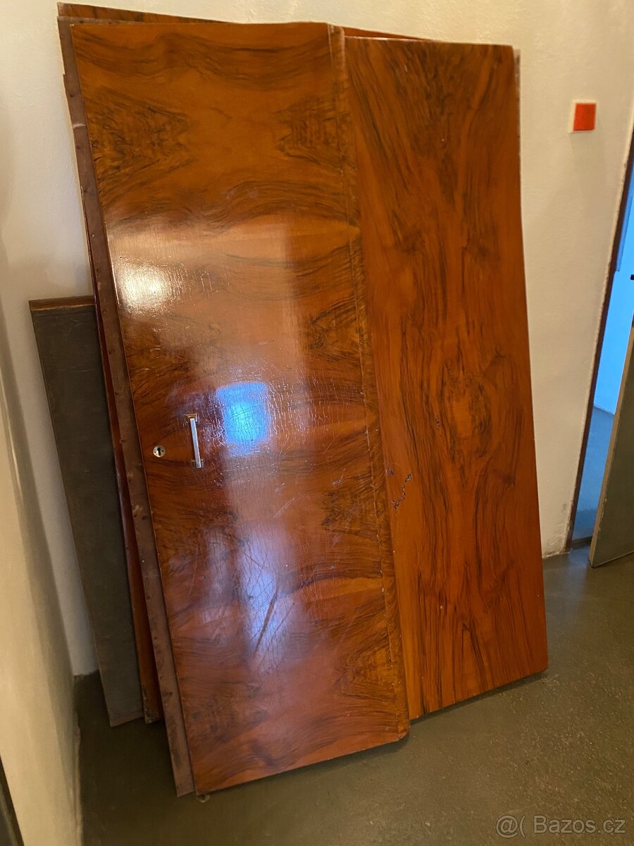 Dřevěná šatní skříň - 4