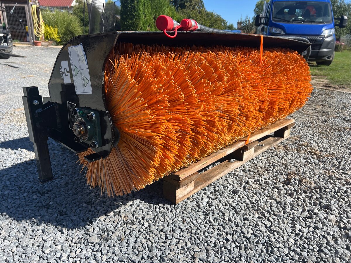 Štětkový zametač noví na smykový nakladač - 4