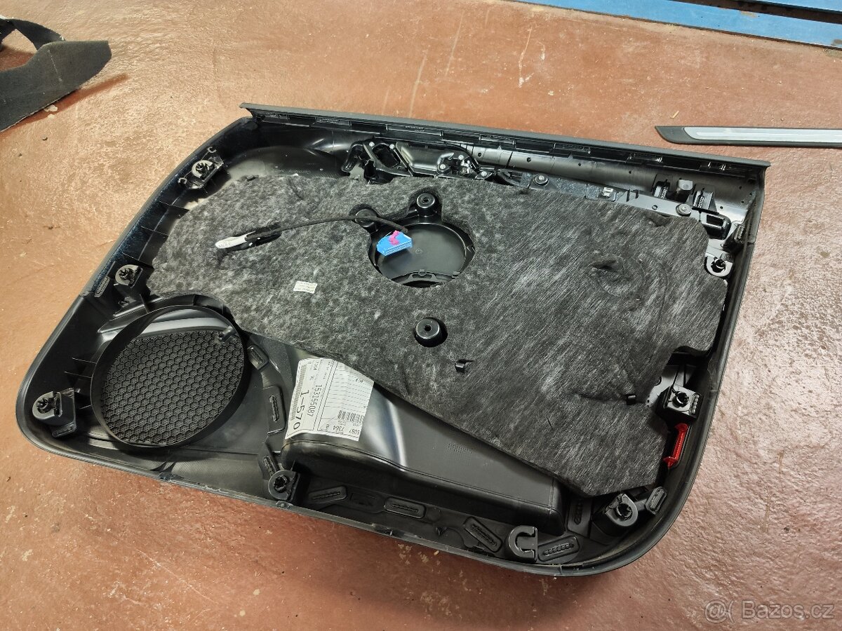 Audi A3 8V - tapecirung dveří - anglická verze - 4