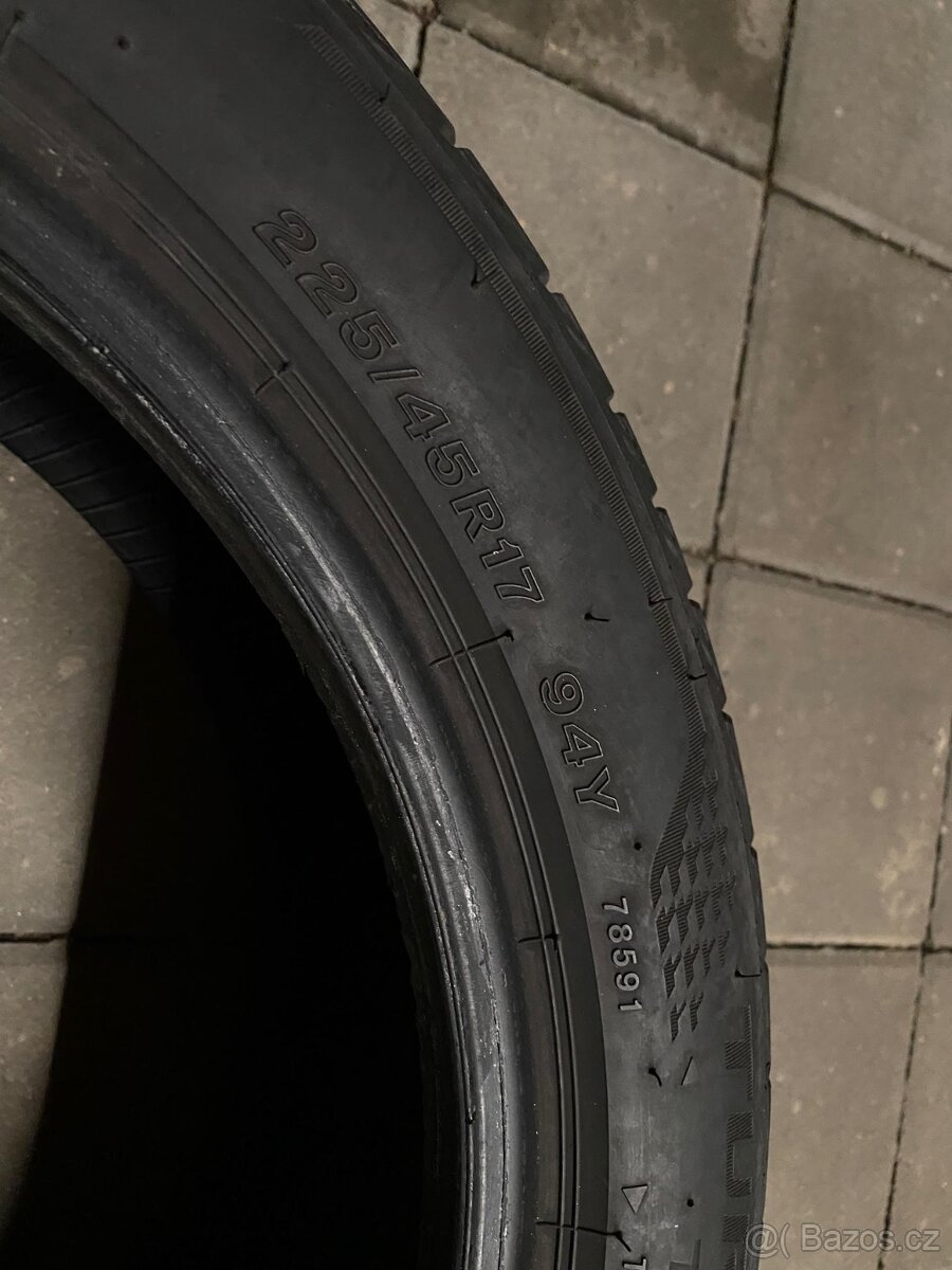Prodám pneu Bridgestone 225 45 r17 - 4