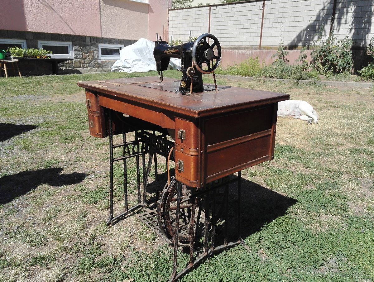 Historický šicí stroj LADA - 4