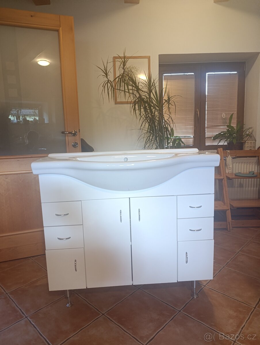 Koupelnová skříňka s umyvadlem - 4