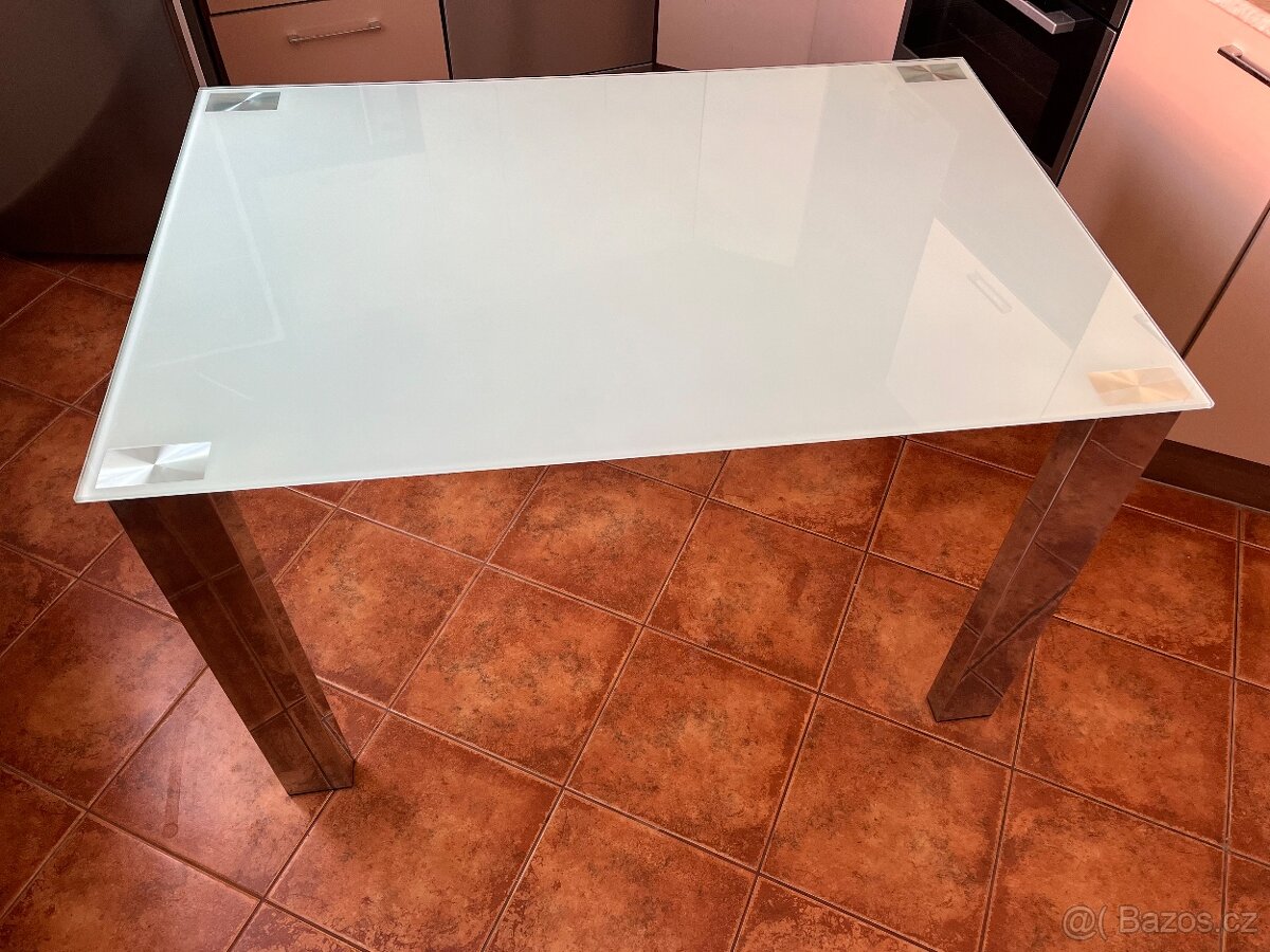 Skleněný jídelní stůl - 4