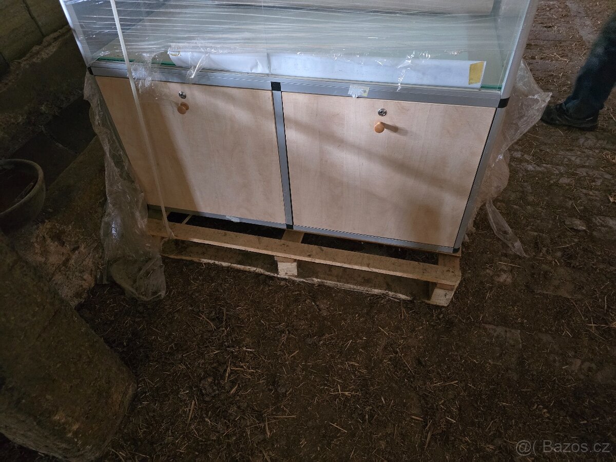 Skleněná vitrína - 4