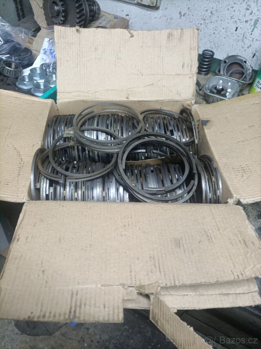 Prodám Praga V3S kompletní sady válců s pistama a vším - 4