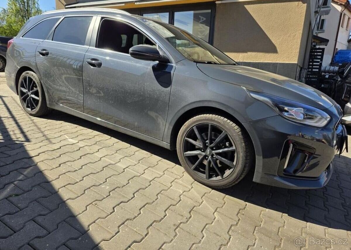 Kia Cee´d 1.6-GT-LINE-AUTOMAT-TAŽNÉ - 4