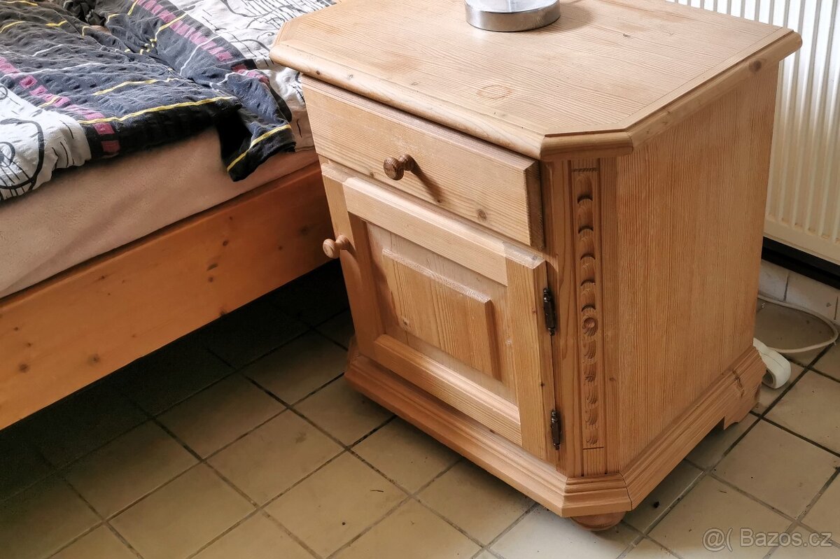 Postel ze dřeva a stolek - 4