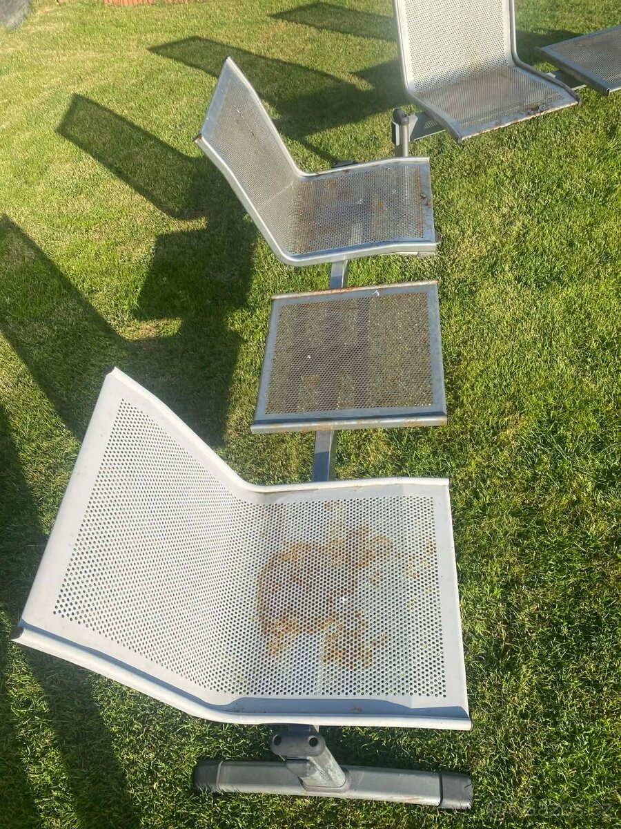 Kovová lavice se stolkem - 4