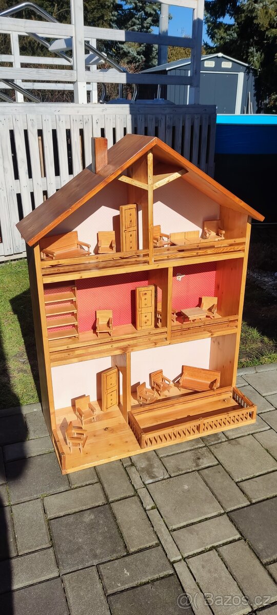 Dřevěný domeček pro panenky s malými hračkami - 4