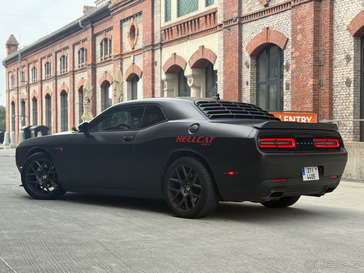 Dodge Challenger 6,4 - 4