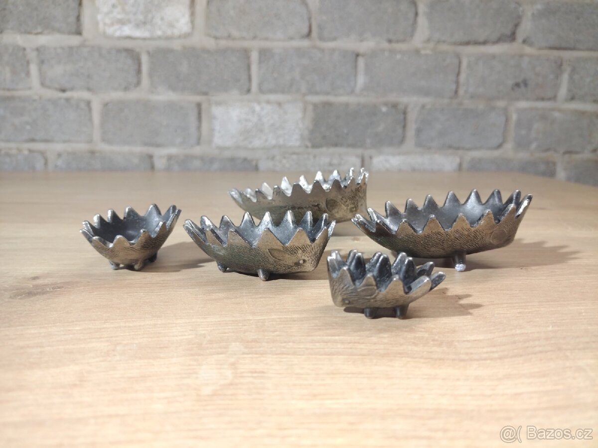 Retro ježek – sada kovových popelníků - 4