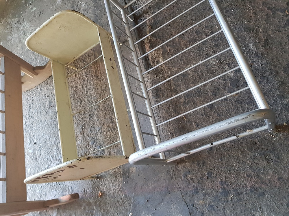 Stará dřevěná kolébka a kovové postýlky pro panenku - 4