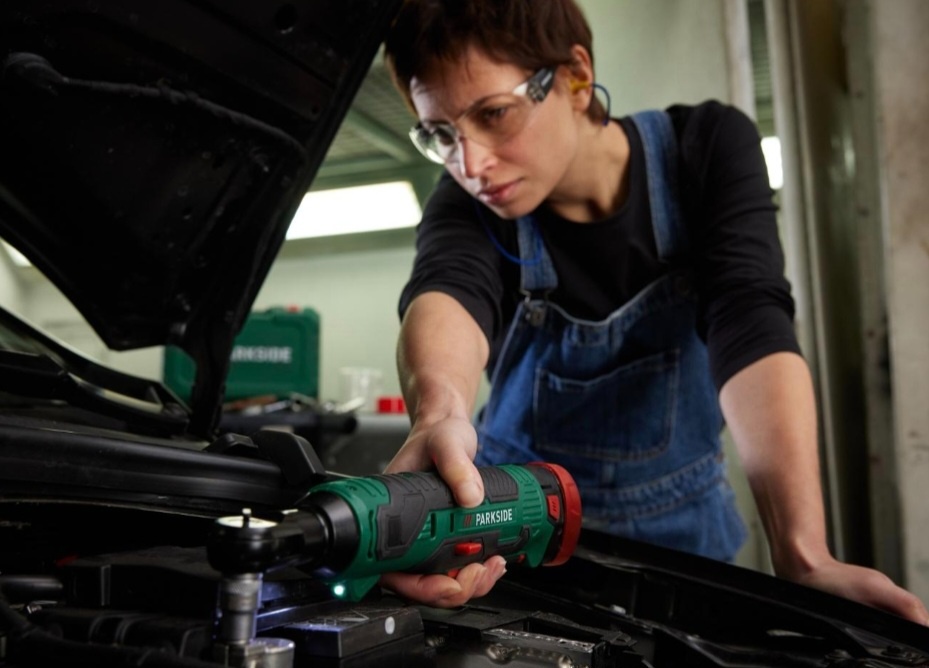 Aku rohový ráz Utahovák parkside V12 v kufru - 4