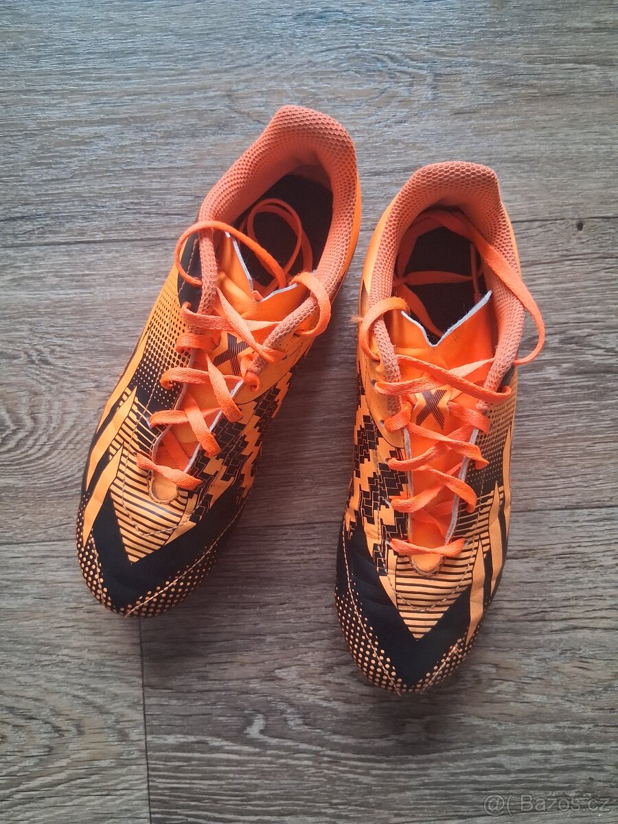 Oranžové kopačky - 4