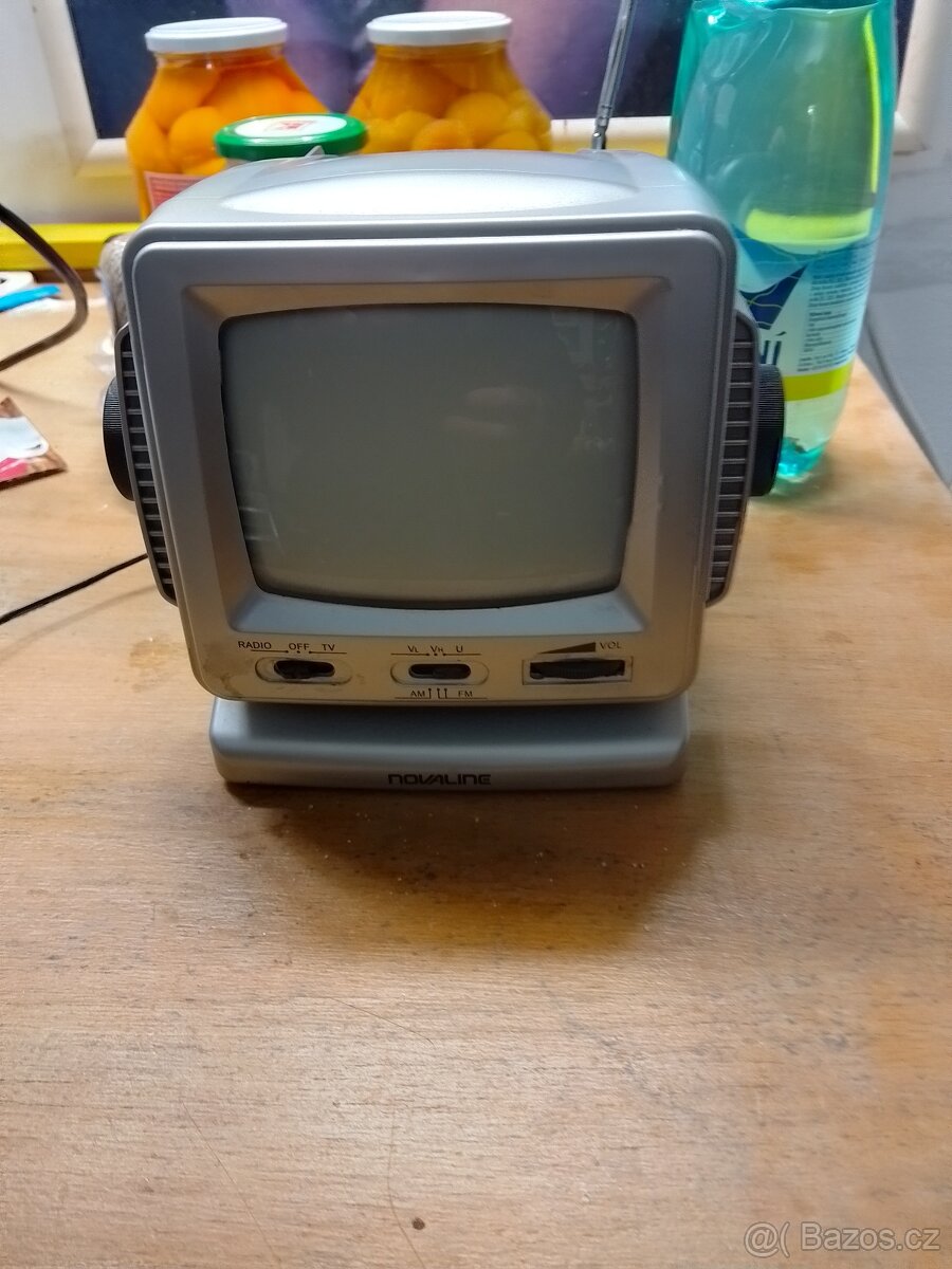 Stará přenosná televize s radiem - 4