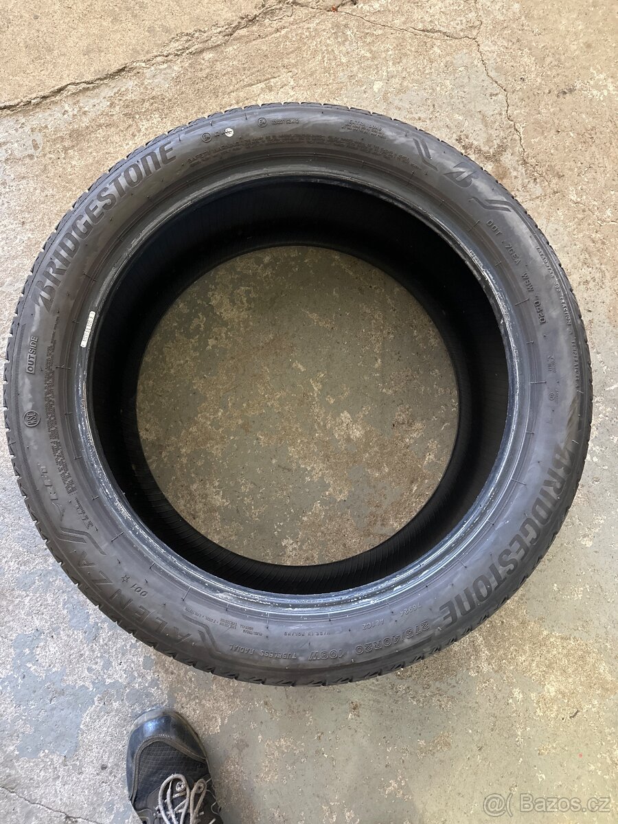 275/40R20 - 4