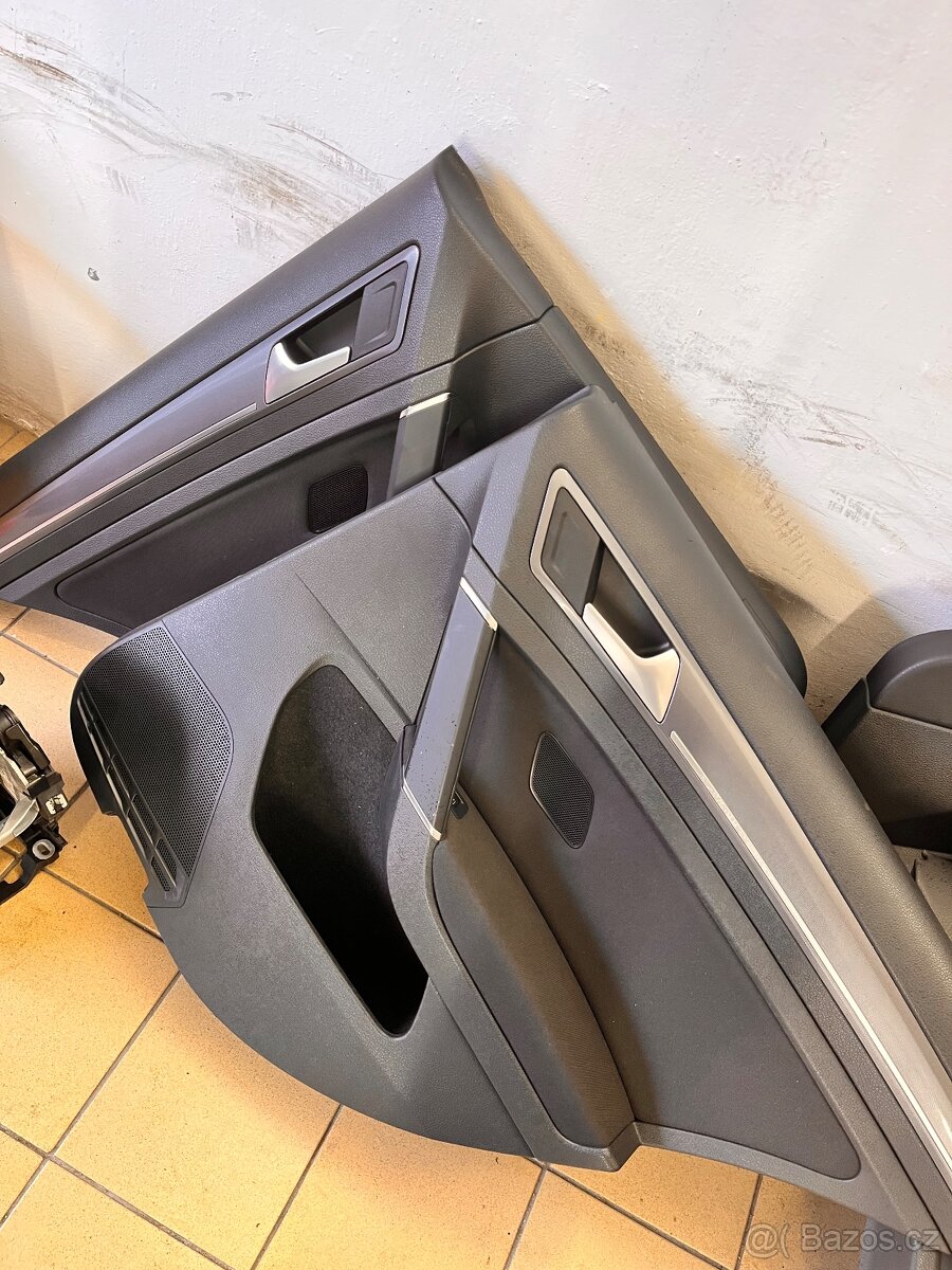 Golf 7 zadní sedačky plus všechny tapce a loketka - 4