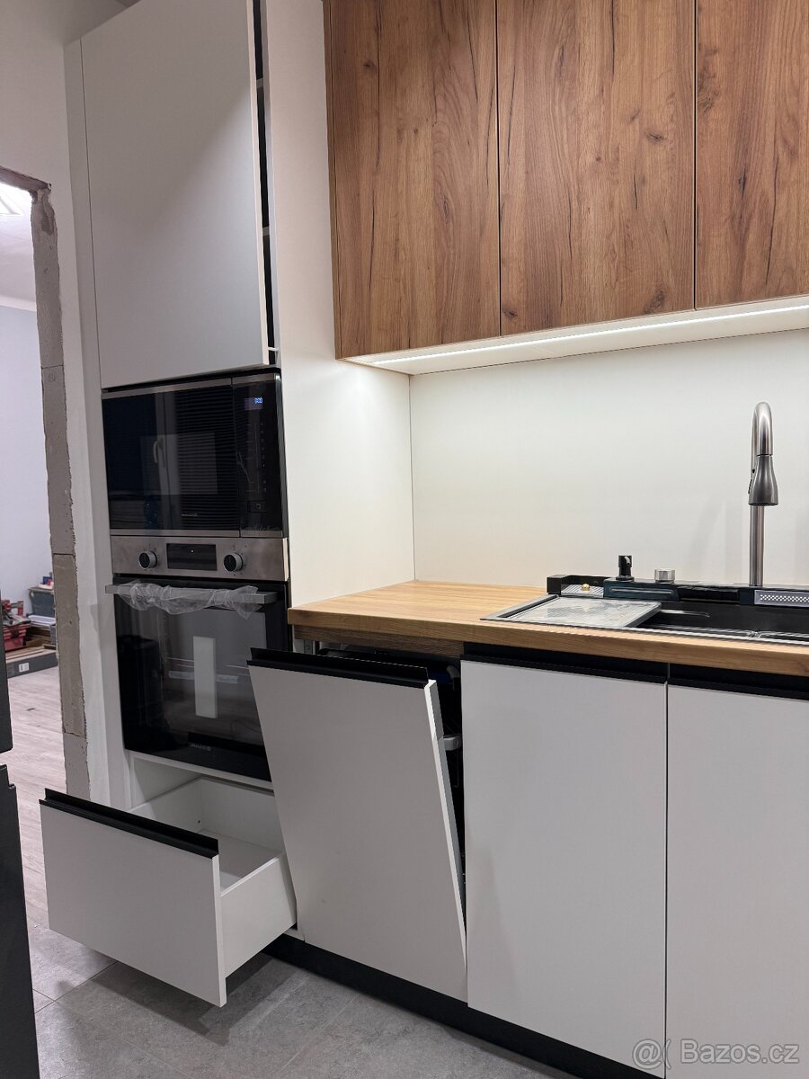Kuchyně na míru – bílá + dřevo | Vestavěné spotřebiče - 4