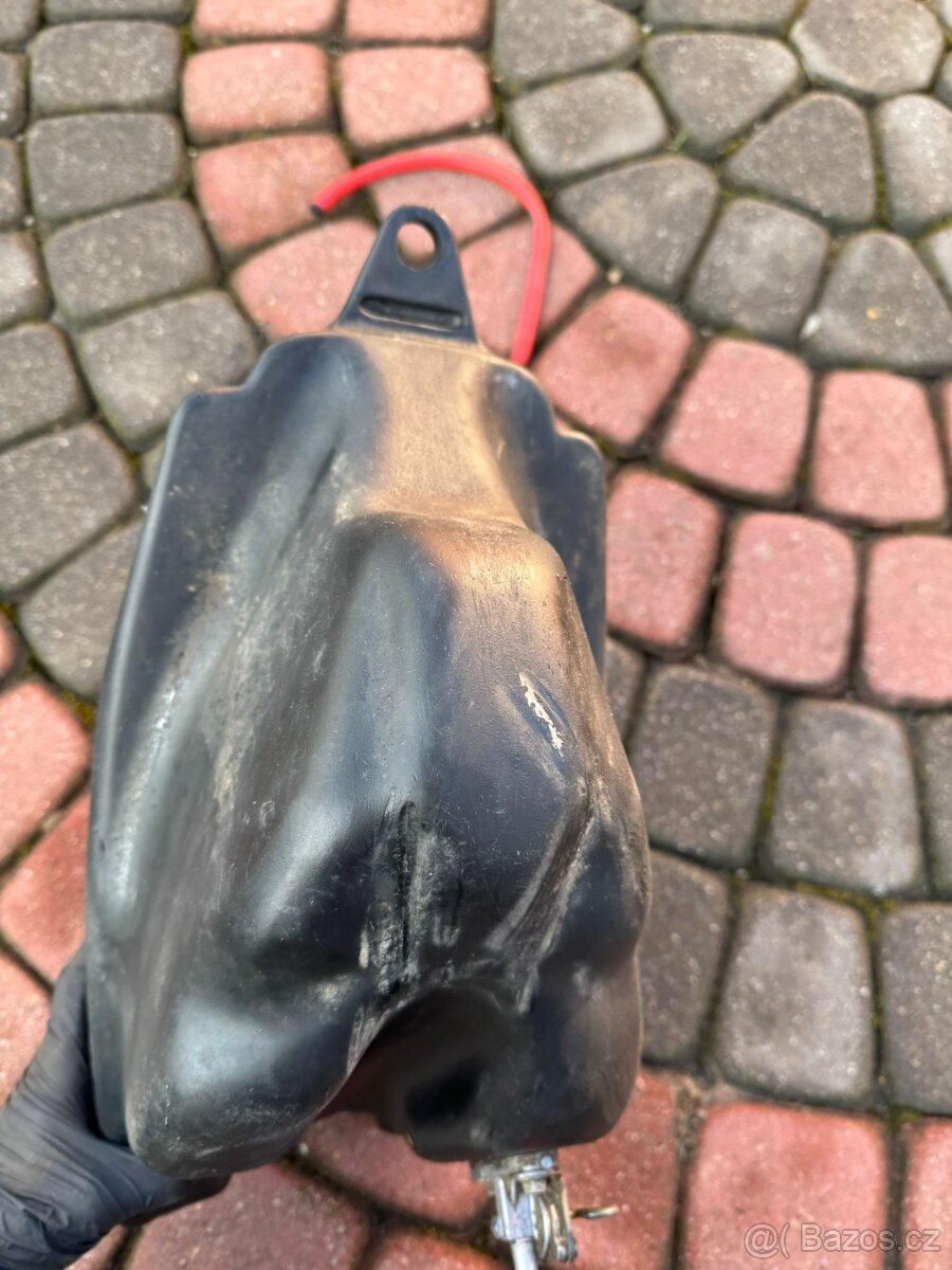 nádrž kohoutek palivová nádrž honda cr 125 / 250 r 00-01 - 4