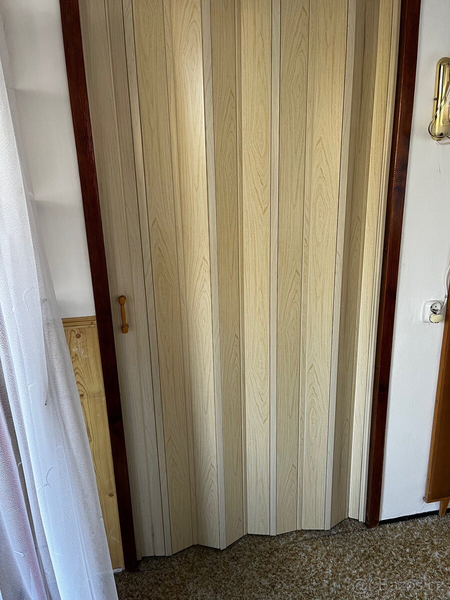 Prodám shrnovací dveře – dekor dřeva - 4