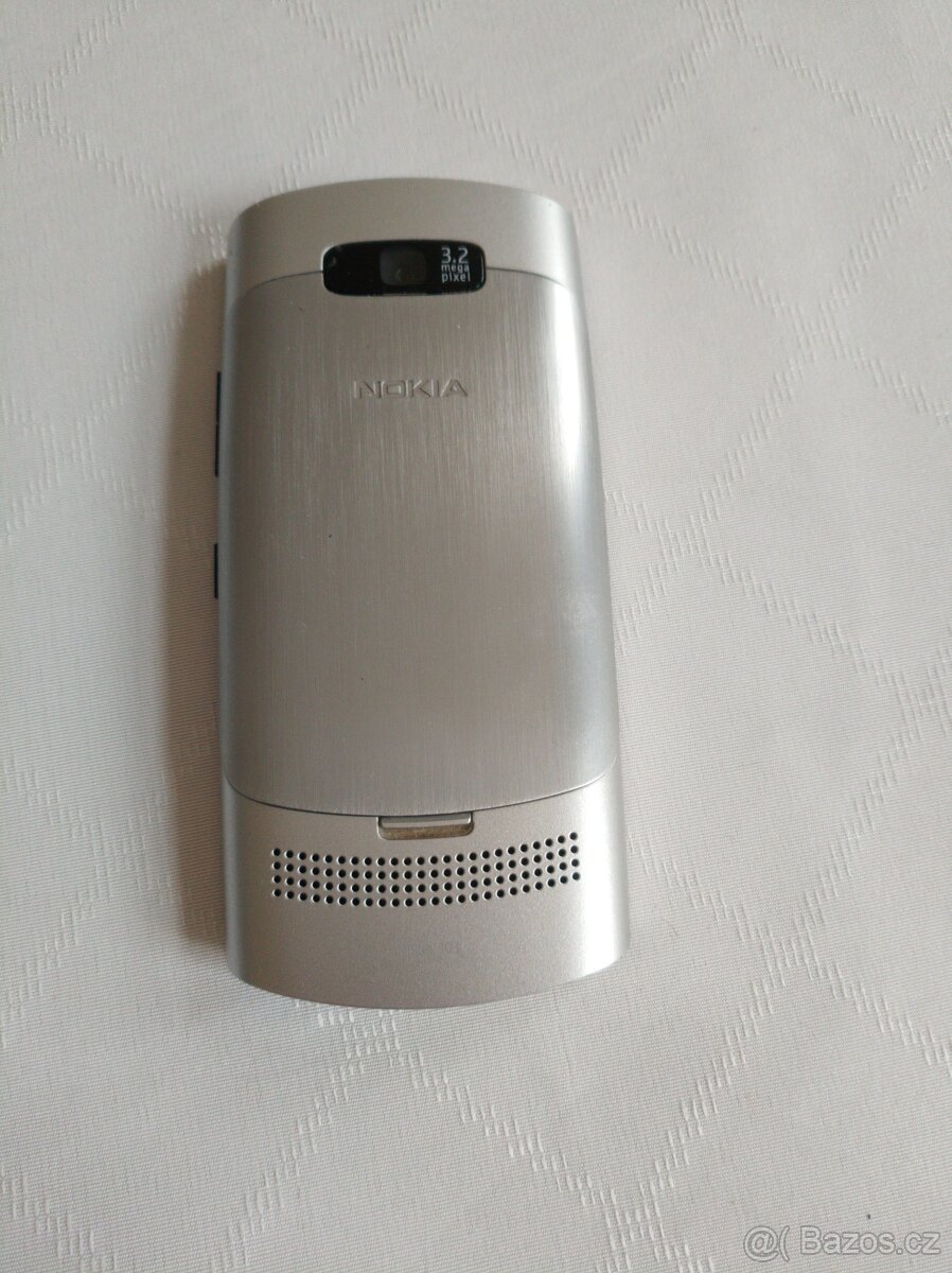 Nokia Asha 303 s krabičkou a s příslušenstvím - 4
