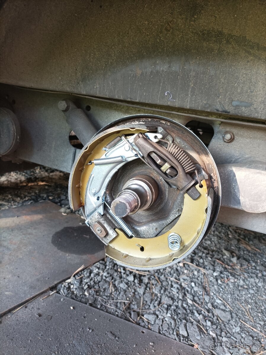 Brzdové čelisti Knott - 4