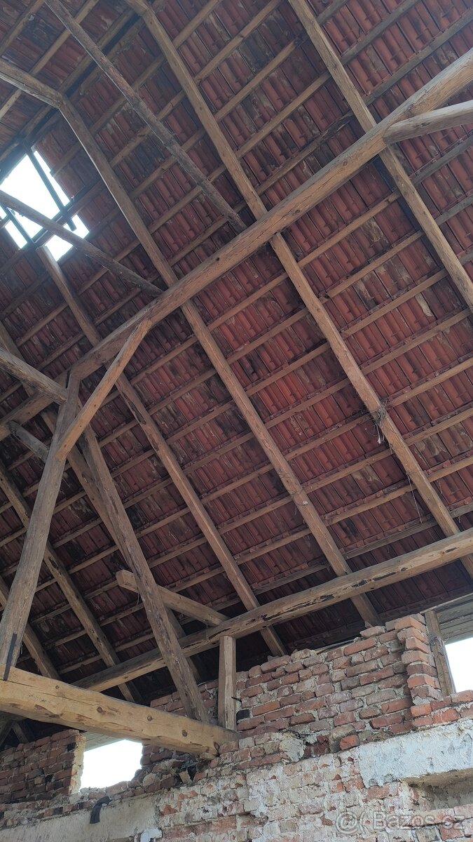 Starý tesaný krov, trámy, suchý, zdravý - 4