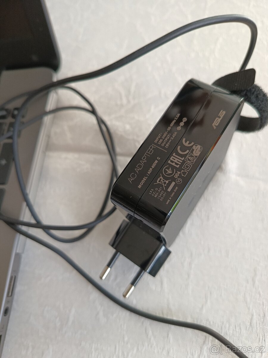 ASUS 4K VivoBook VM590U, model U555UB + 24" monitor Benq - 4