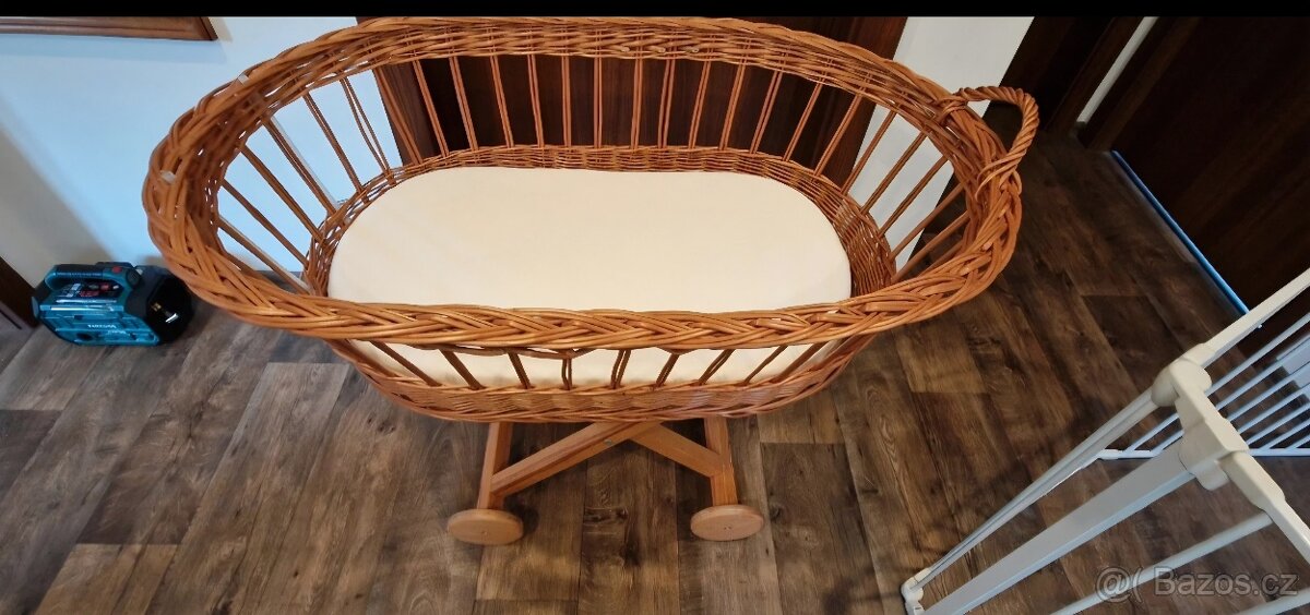 Proutěný košík s kolečky pro miminko - 4