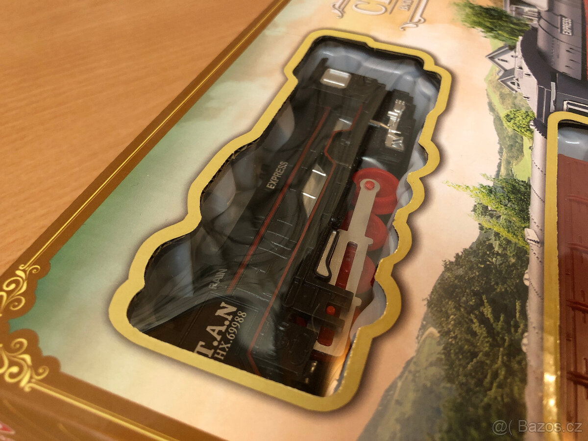 NOVÝ ELEKTRICKÝ VLÁČEK S KŘIŽOVATKOU, SVÍTÍ (vláčkodráha / v - 4