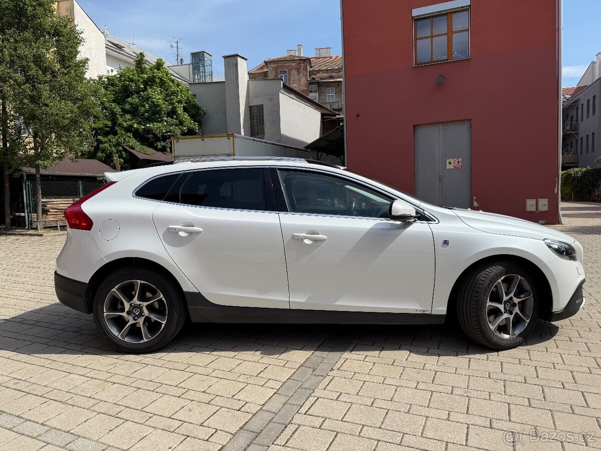 Volvo V40 Cross Country D4 140kw DPH Plna vybava - 4