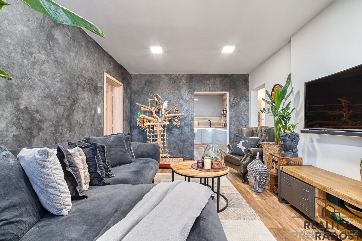 Prodej stylového bytu 3+1 se zasklenou lodžií na ul Horymíro - 4