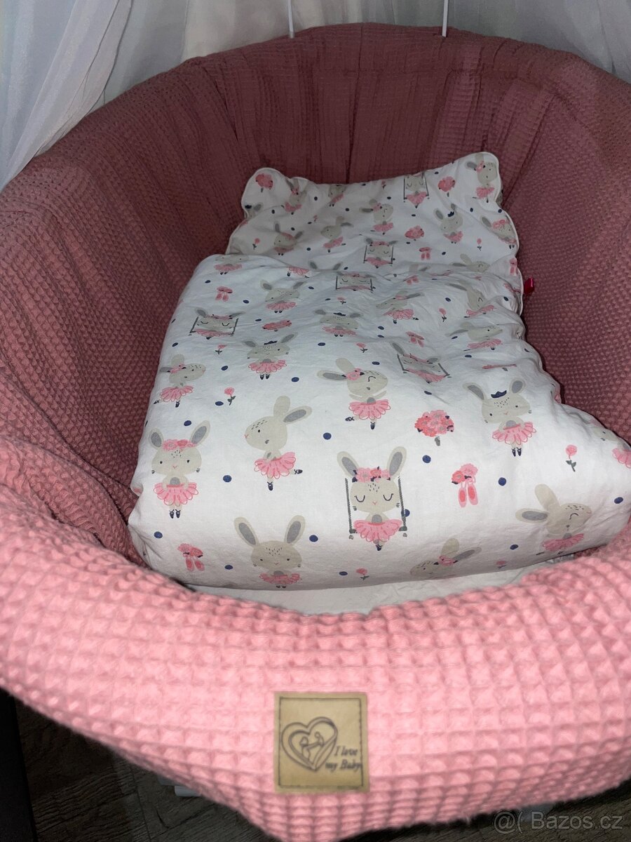 Proutěná postýlka s výbavou pro miminko – motiv Králíček - 4