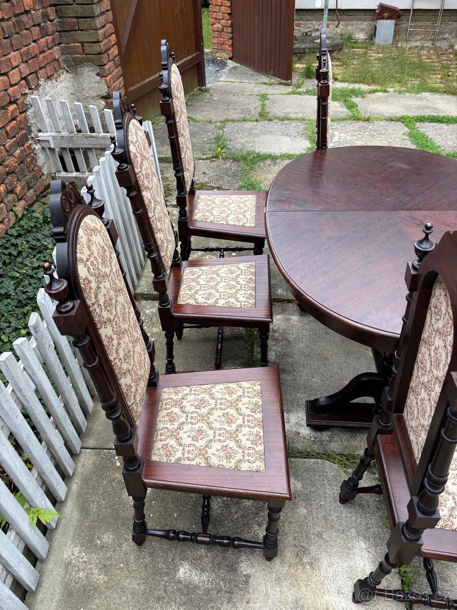 Starožitný rozkládací jídelní stůl s pěti židlemi - 4
