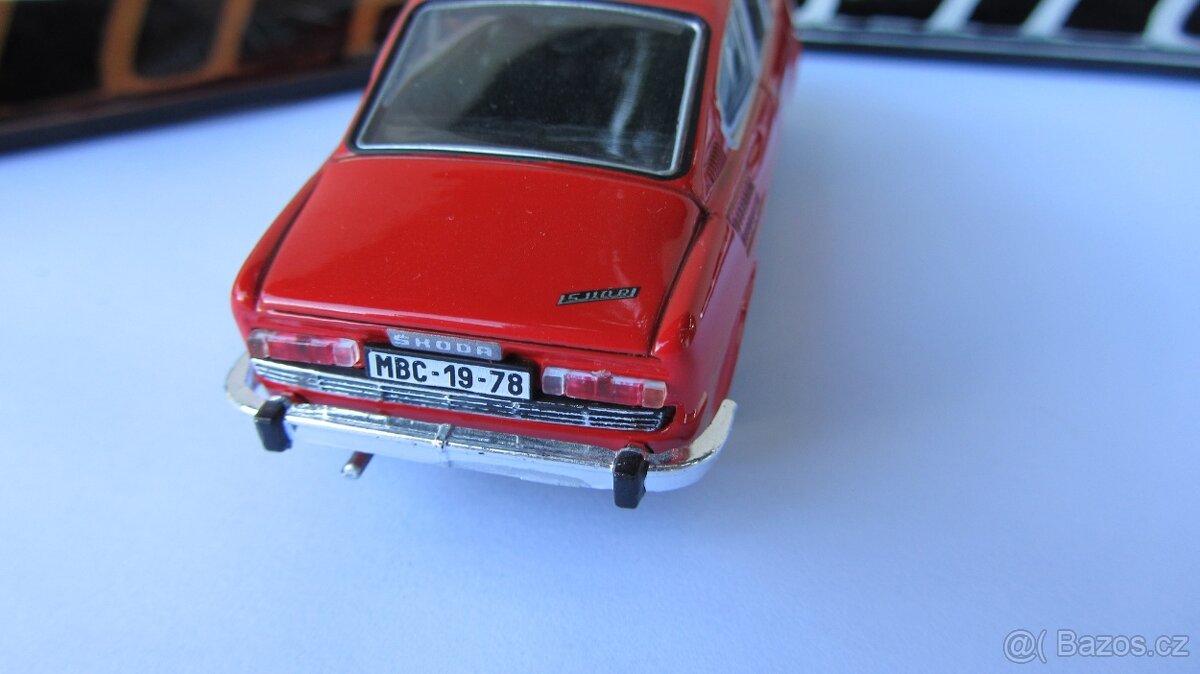 ŠKODA 110R štítek na zadní kapotu s imitací příchytek - 4