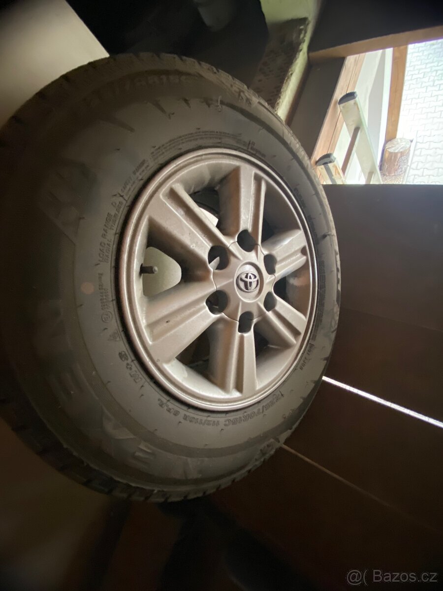 Toyota hilux littá kola s pneu