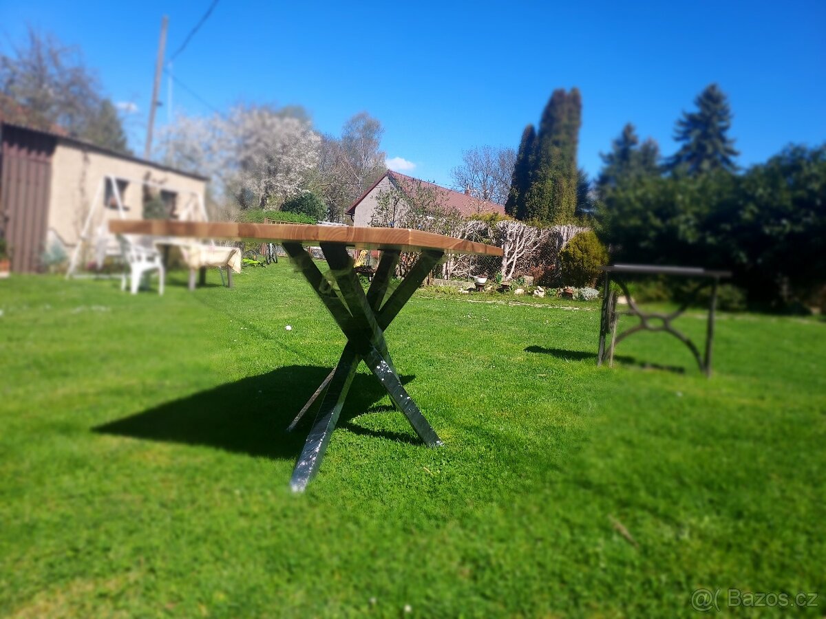 Ořechový jídelní stůl - 4