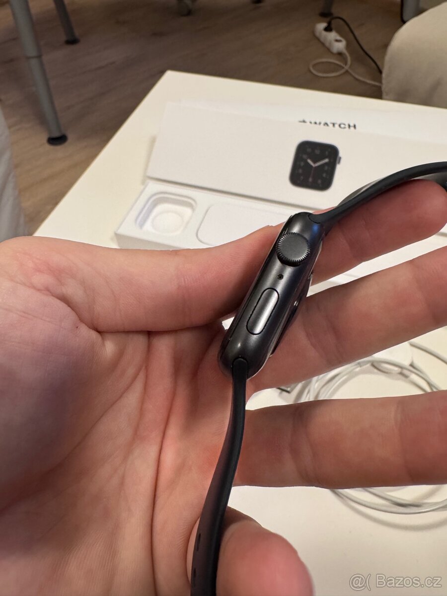 Apple Watch SE (2020) - 44 mm (jako nové) - 4