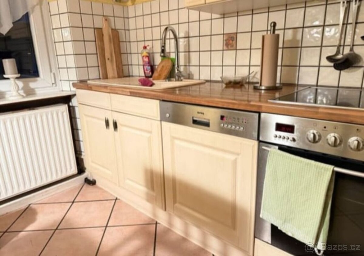 Krémová venkovská kuchyně s vestavěnými spotřebiči,5654 - 4