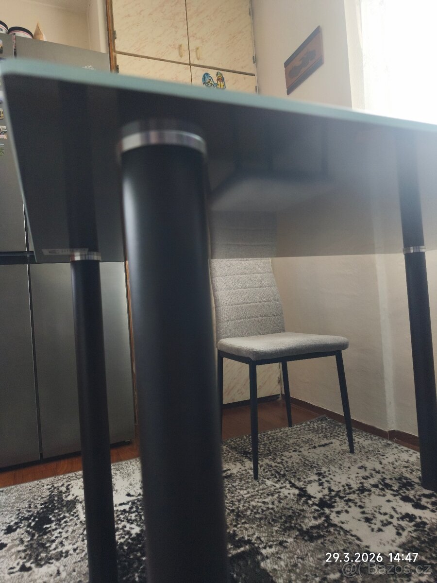 Kuchyňský skleněný stůl - 4